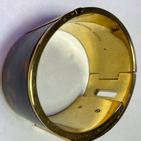 Michael Kors Turn Lock Tortoise Print Bracelet - Picture 5 of 8